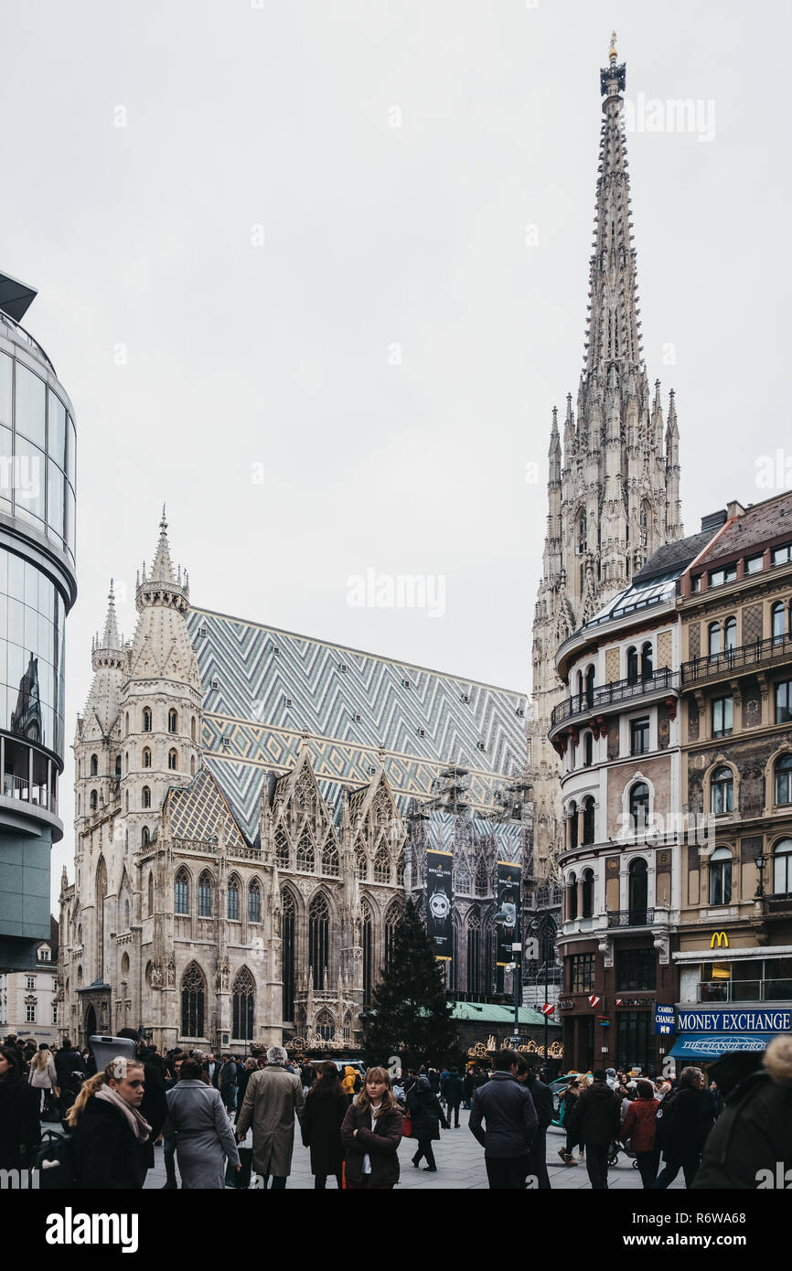 Wien, Österreich - November 24, 2018: die Menschen zu Fuß am Stephansplatz vor der St.-Stephans-Kirche, Die wichtigsten religiösen Gebäude in Vienn Stockfoto