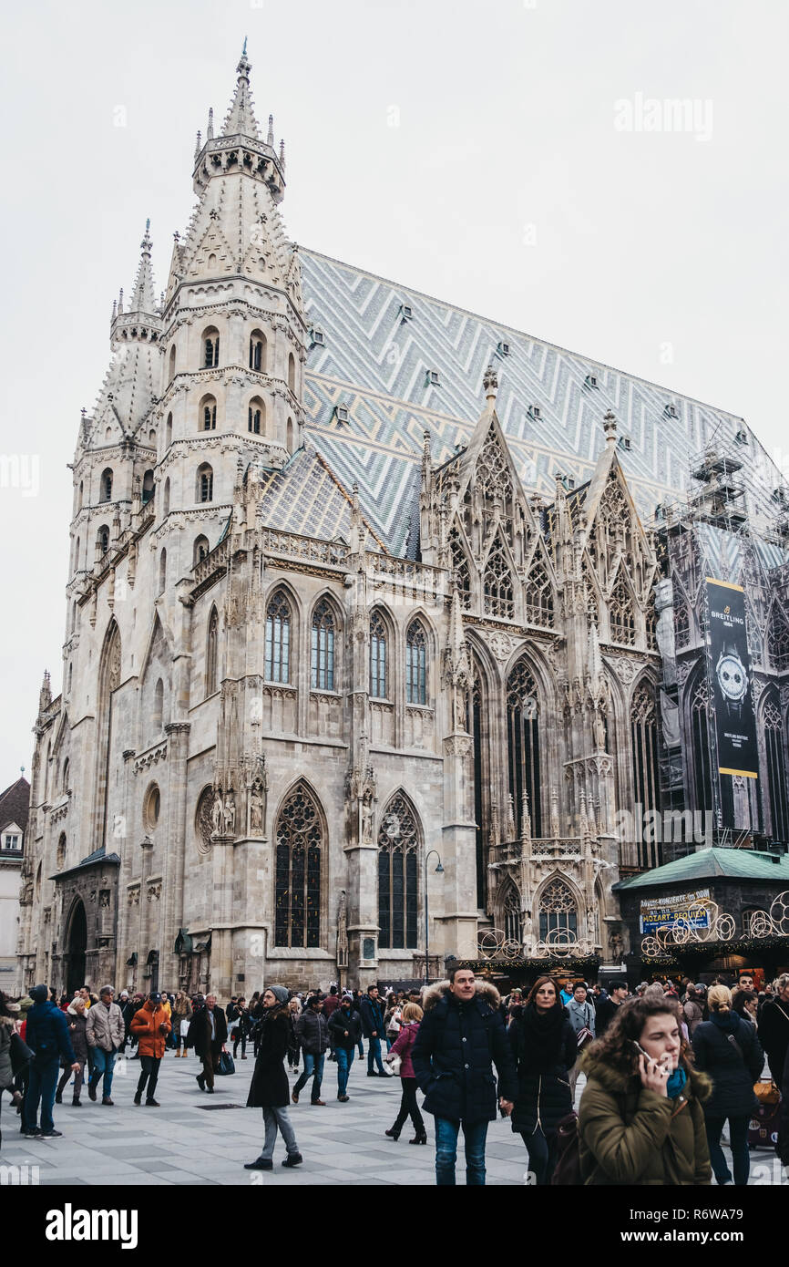 Wien, Österreich - November 24, 2018: die Menschen zu Fuß am Stephansplatz vor der St.-Stephans-Kirche, Die wichtigsten religiösen Gebäude in Vienn Stockfoto
