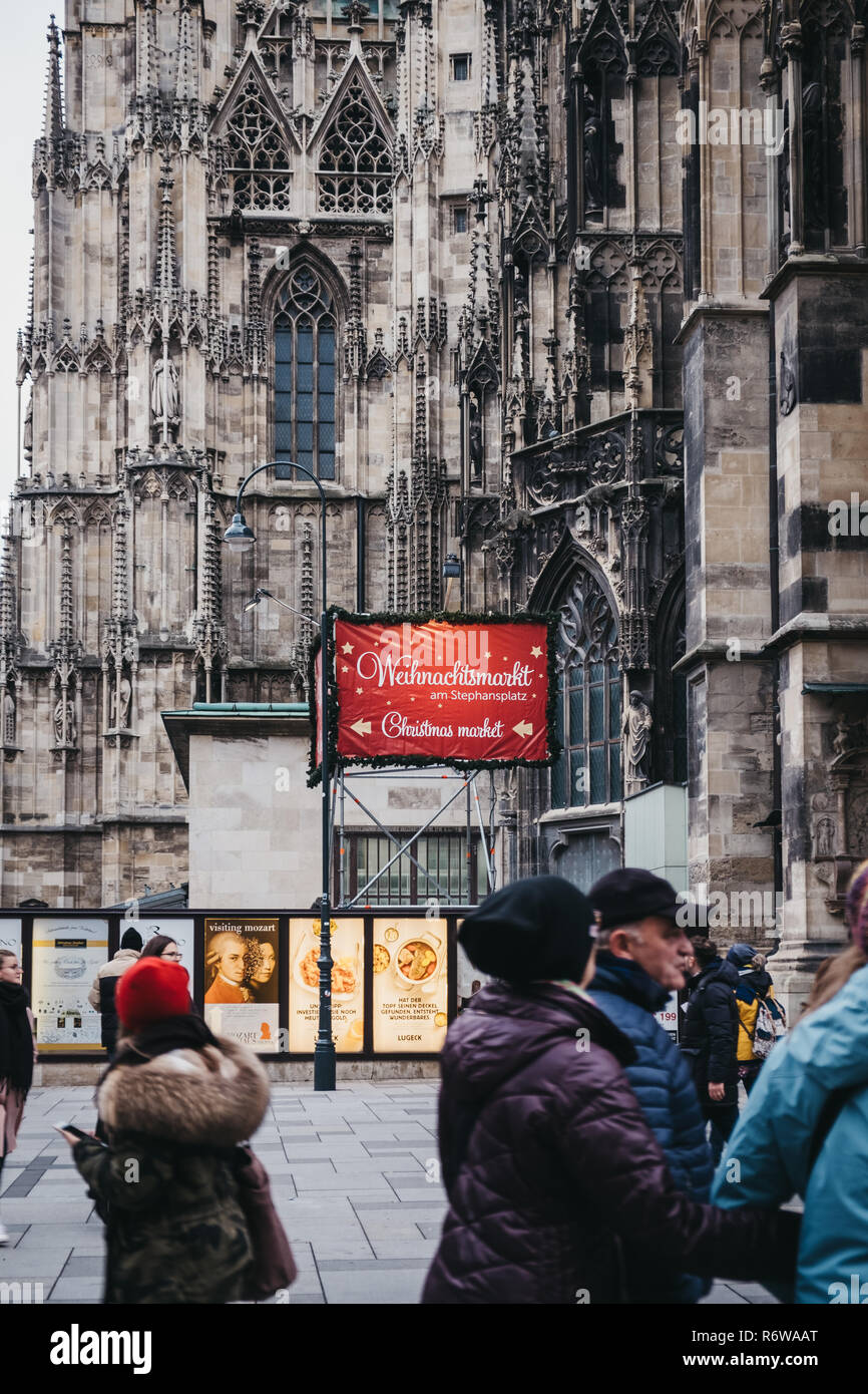 Wien, Österreich - November 24, 2018: die Menschen zu Fuß Vergangenheit direktionale Zeichen zu Weihnachtsmarkt in der Nähe der St. Stephan Kathedrale, das Wichtigste rel Abschaltdruck Stockfoto