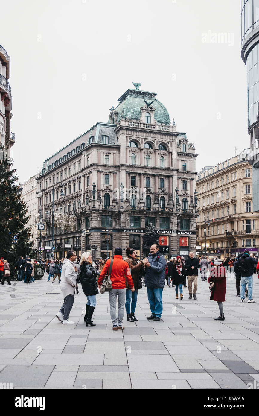 Wien, Österreich - November 24, 2018: die Menschen zu Fuß am Stephansplatz, einem berühmten Platz in Wien nach seiner prominentesten Gebäude benannt, die Stephansd Stockfoto