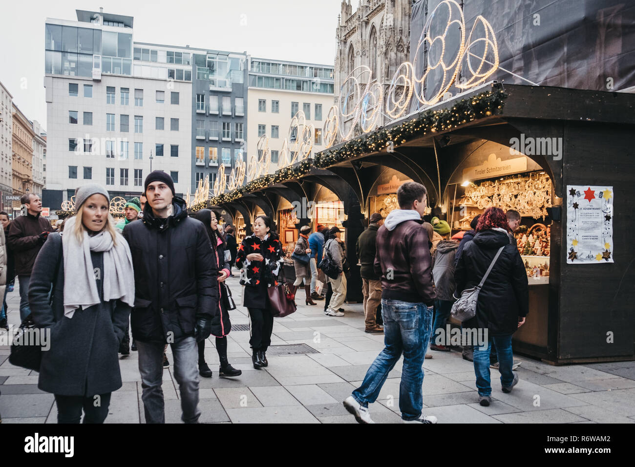 Wien, Österreich - November 24, 2018: die Menschen zu Fuß Vergangenheit Weihnachtsmarkt Stall in der Nähe der St. Stephan Kathedrale, das wichtigste religiöse Gebäude in V Stockfoto