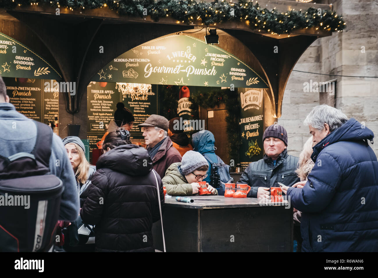 Wien, Österreich - November 24, 2018: Leute genießen festliche Getränke zu Weihnachten Marktstand in der Nähe der St. Stephan Kathedrale, das wichtigste religiöse Stockfoto