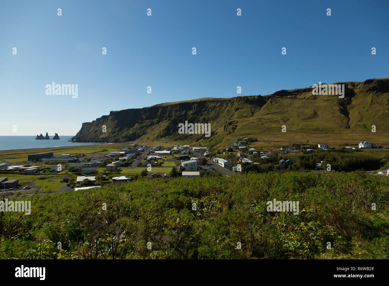 Querformat von Vik Stadt/Dorf an der südlichen Küste von Island an einem sonnigen Tag. Stockfoto