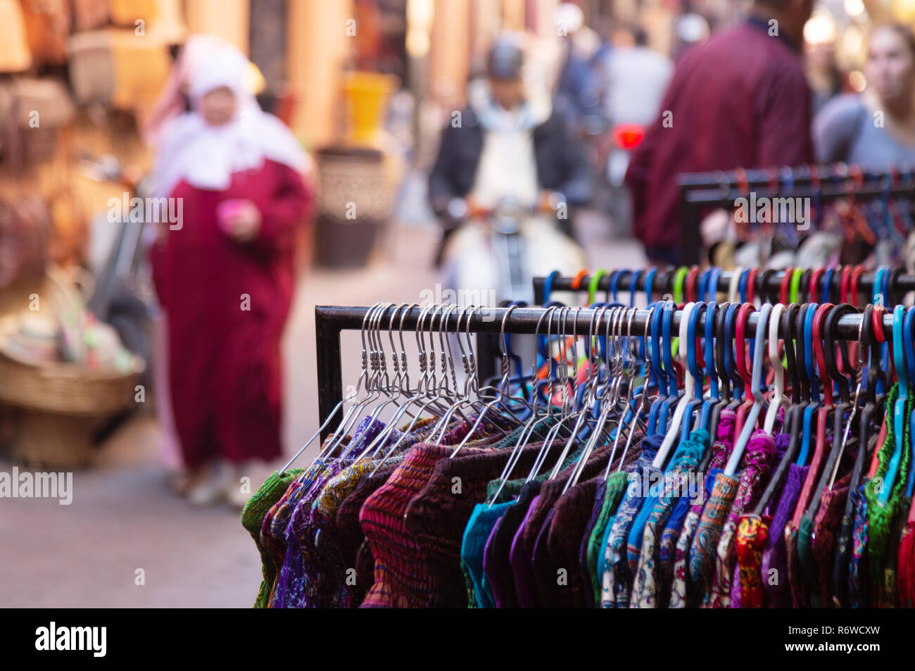 Marrakesch Marokko, Street Scene in Marrakesch Medina, bunte Kleidung für den Vertrieb und die lokale Bevölkerung im Souk, Marrakesch, Marokko Nordafrika Stockfoto