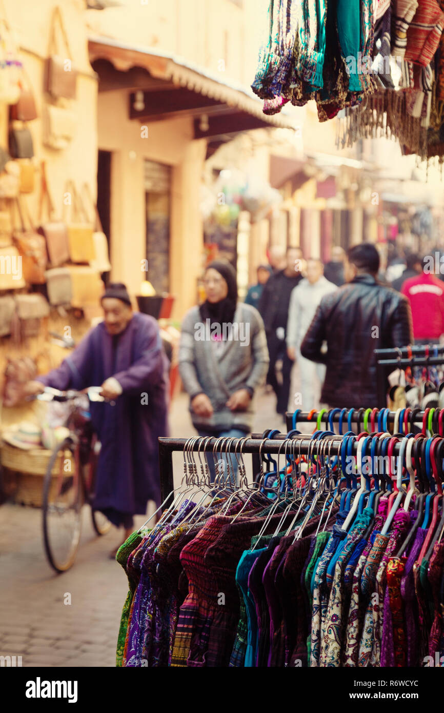 Marrakesch Marokko, Street Scene in Marrakesch Medina, bunte Kleidung für den Vertrieb und die lokale Bevölkerung im Souk, Marrakesch, Marokko Nordafrika Stockfoto