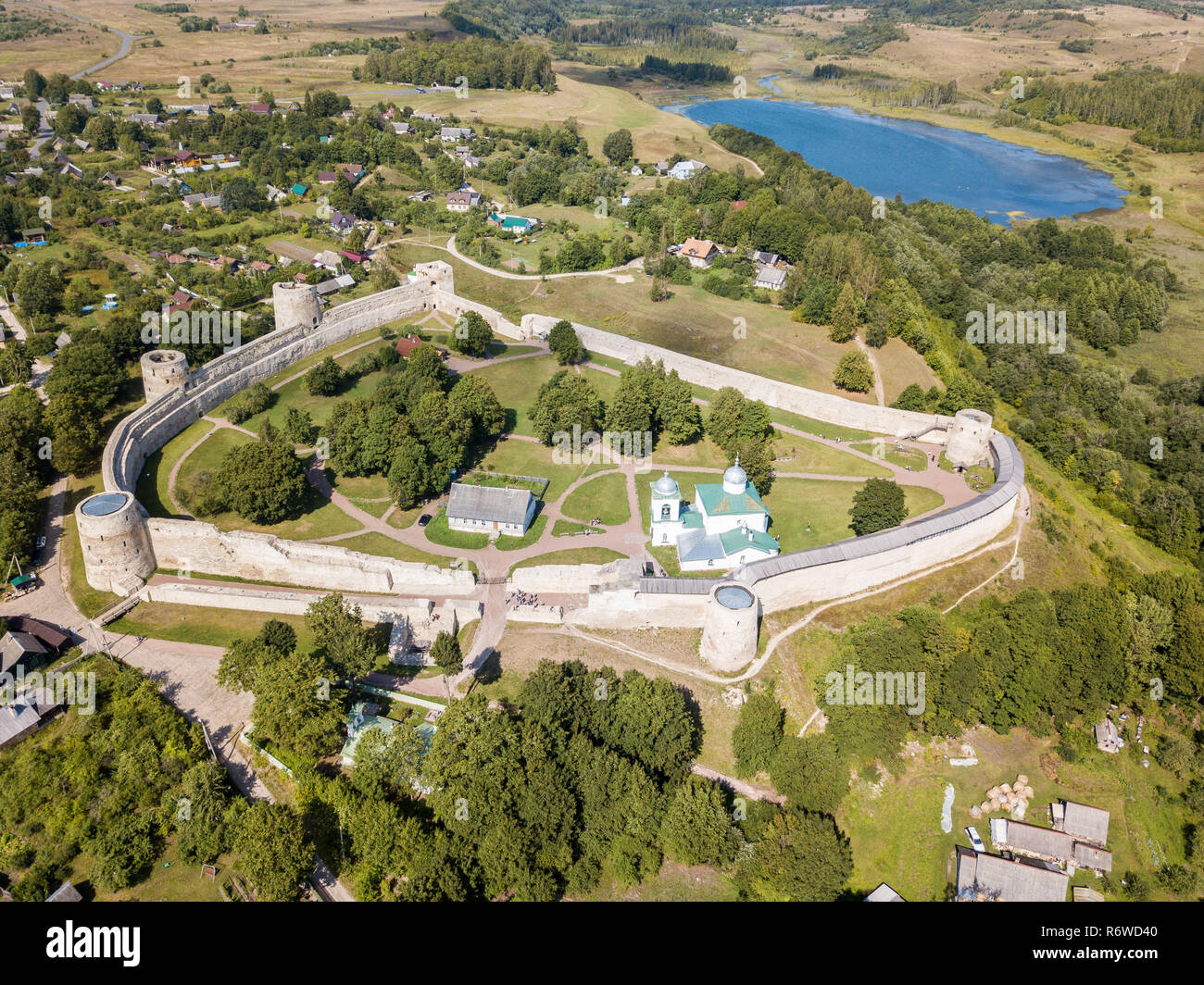 Izborsk mittelalterlichen russischen Festung (Kreml) mit einer Kirche. Antenne drone Foto. In der Nähe von Pskow, Russland. Birds Eye View Stockfoto