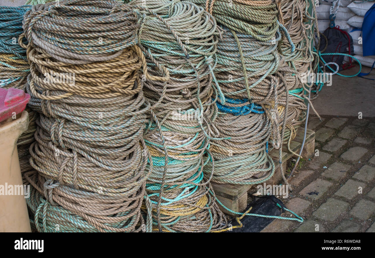 Spulen von Seil auf der Hafenmauer, Ilfracombe, Devon, England Stockfoto