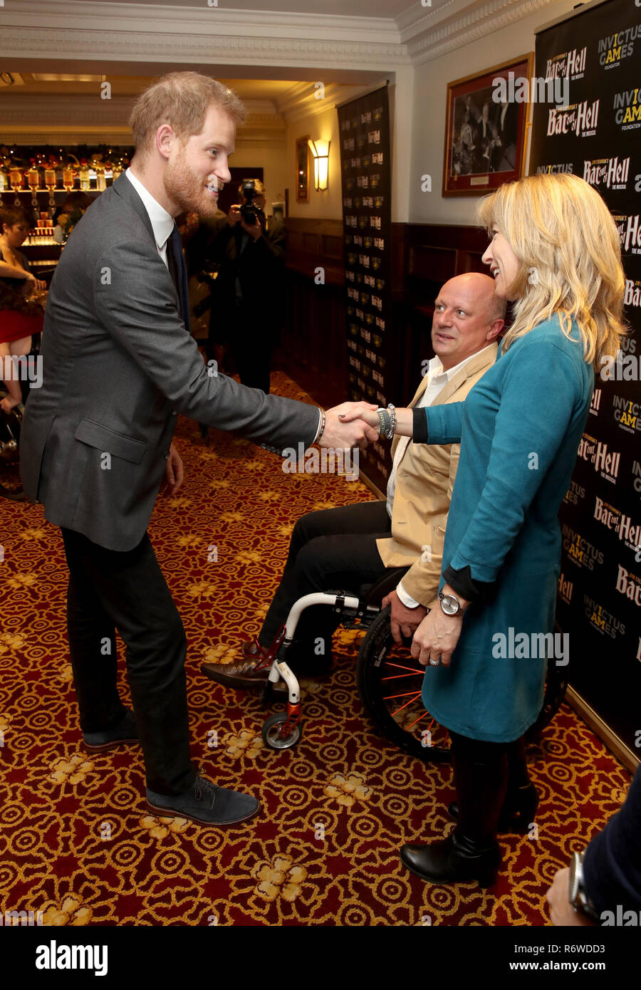 Der Herzog von Sussex erfüllt die Gäste, als er eine Galavorstellung von "Fledermaus aus der Hölle besucht - Das Musical', zur Unterstützung der Invictus Games Foundation bei Dominion Theatre, London. Stockfoto