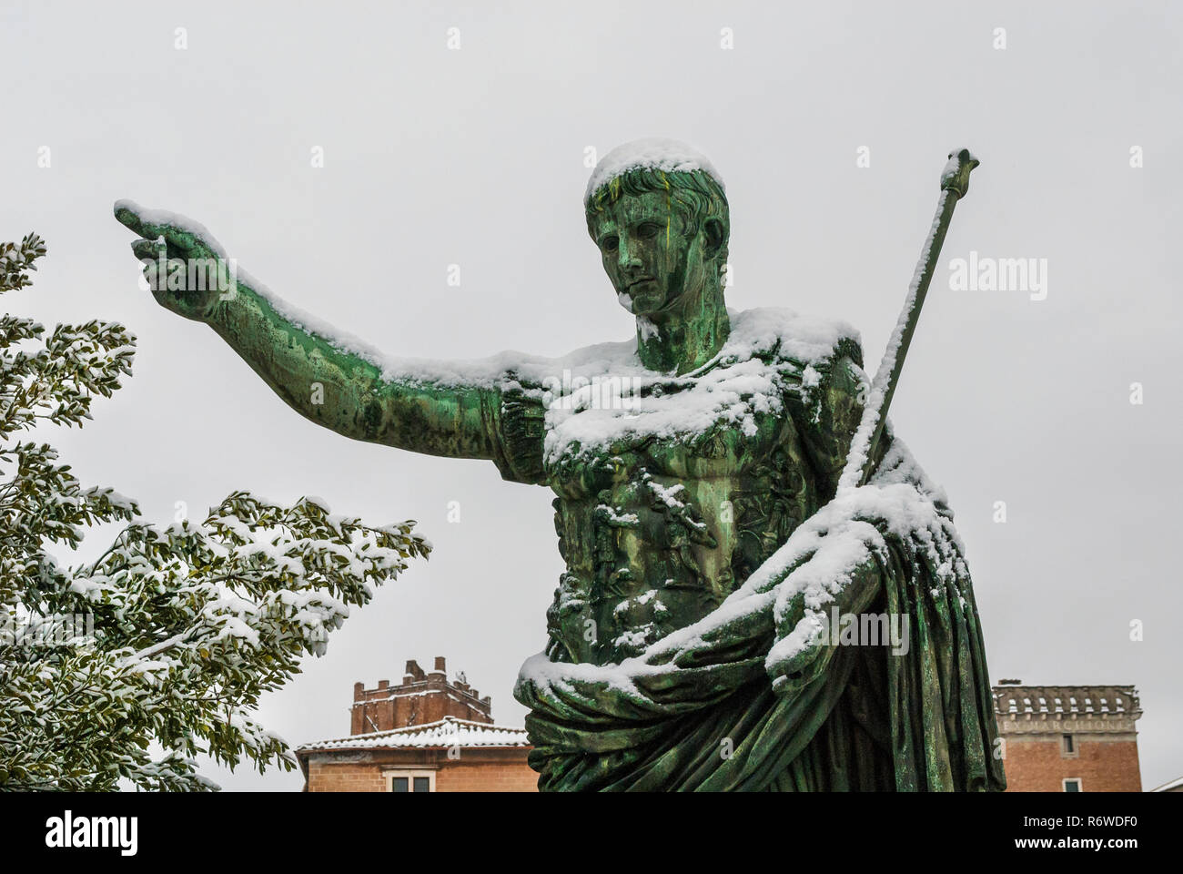 Gefrorene römische Kaiser. Caesar Augustus Bronzestatue entlang Imperial Forum von Schnee bedeckt, ein sehr seltenes Ereignis in Rom Stockfoto