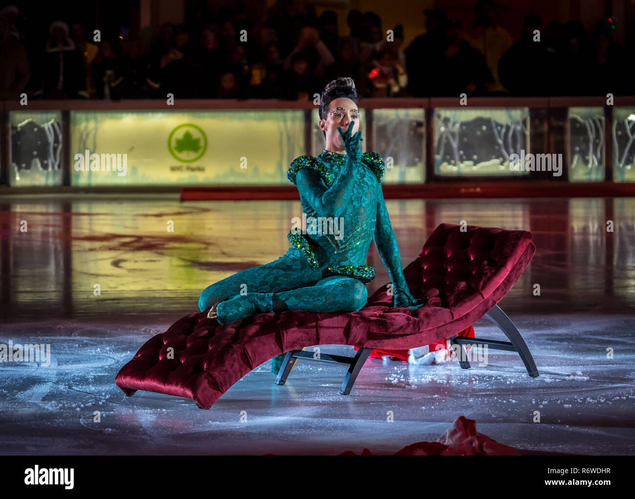 New York, NY USA - Dec 4, 2018. Eislaufen Leistung ab 2018 Christmans Baum Beleuchtung im Bryant Park Stockfoto