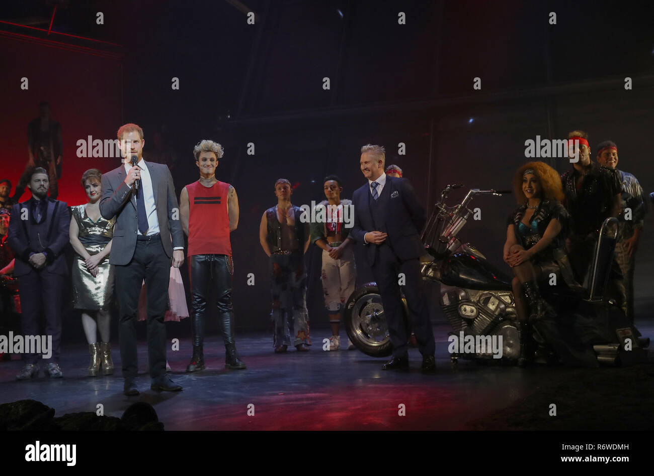Der Herzog von Sussex Adressen das Publikum neben dem zeigen, Produzent und Darsteller vor einer Galavorstellung von "Bat Out Of Hell - Das Musical', zur Unterstützung der Invictus Games Foundation bei Dominion Theatre, London. Stockfoto