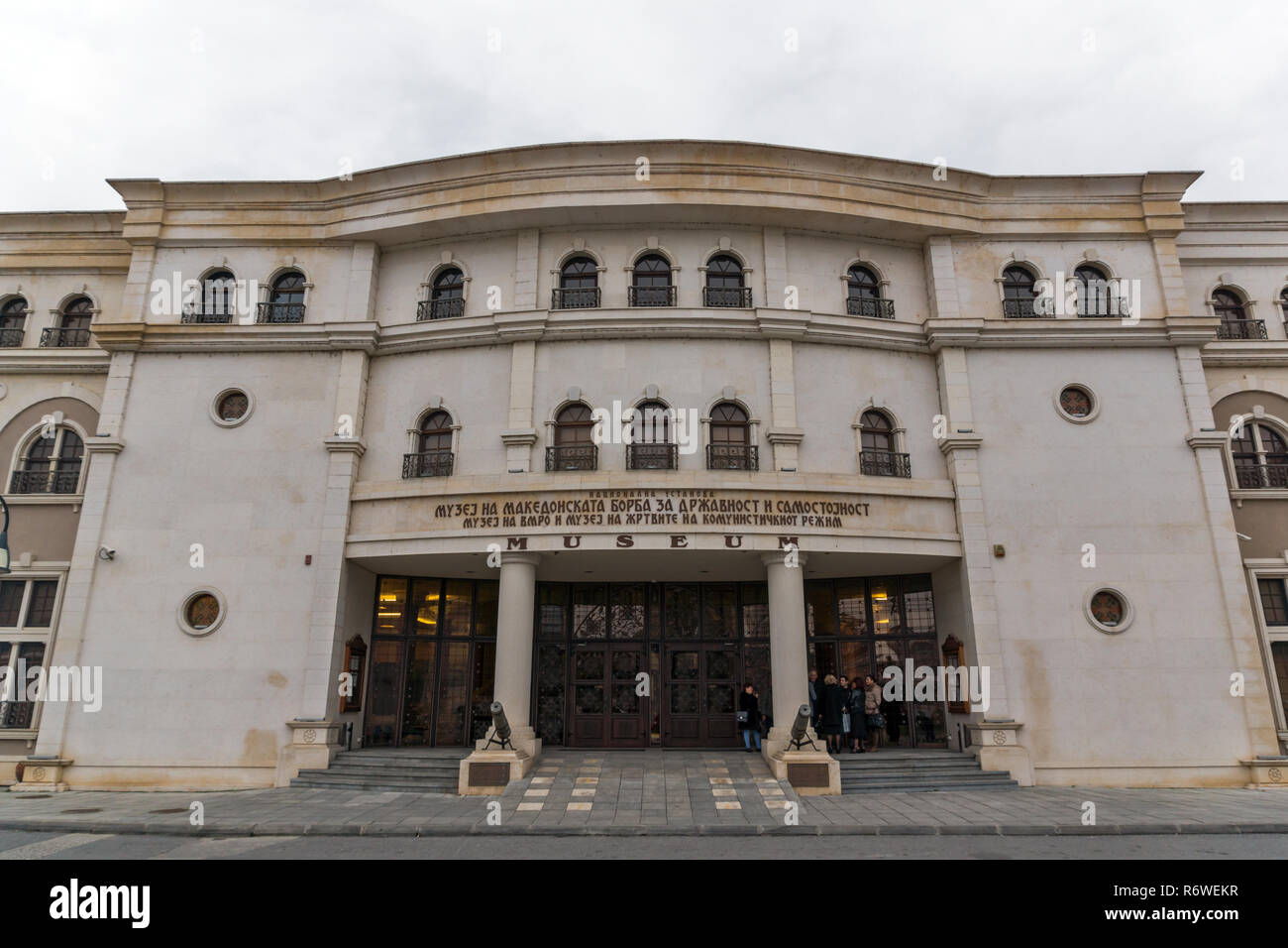 SKOPJE, MAZEDONIEN - 24. FEBRUAR 2018: Museum der mazedonischen Kampf in der Stadt Skopje, Republik Mazedonien Stockfoto