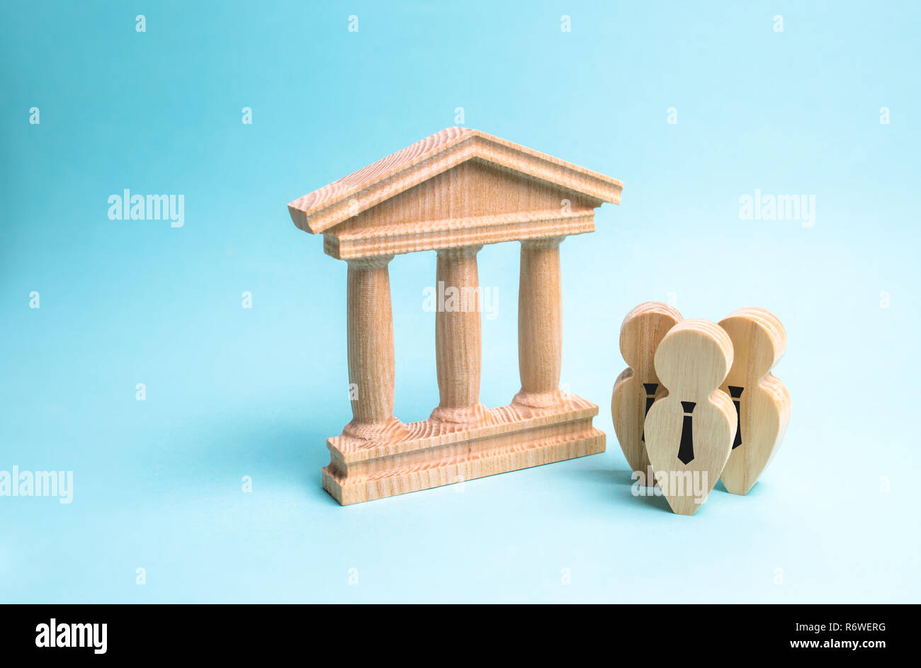 Zahlen von Menschen in Beziehungen in der Nähe der Regierungsgebäude oder das Gericht stand, der Bank. Beamte und Vertreter des Bankensektors, die governme Stockfoto