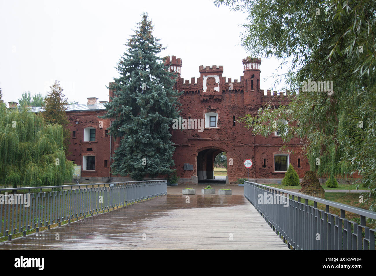 BREST, Belarus-Am 4. September 2015: Die kholm Tor Tore Der Brester Festung im regnerischen Tag, Außenfassade Stockfoto