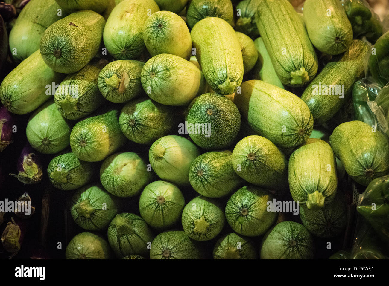 Frische, Bio Zucchini für Verkauf in einem Bulk bin am Bauernmarkt Stockfoto