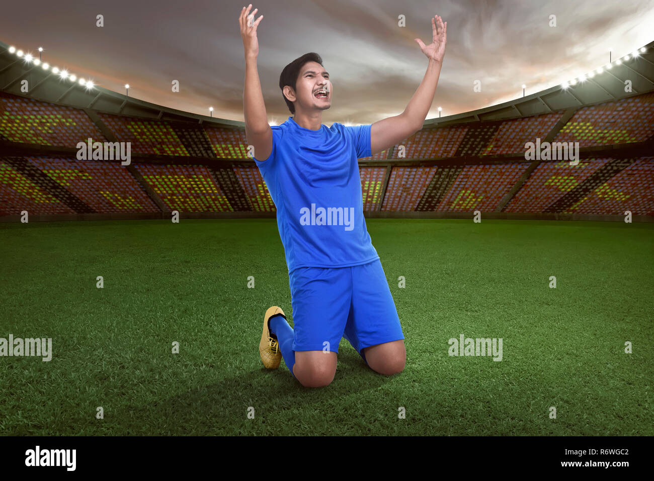 Stattliche Asian Football Player glücklich für das Gewinnen der entsprechen Stockfoto