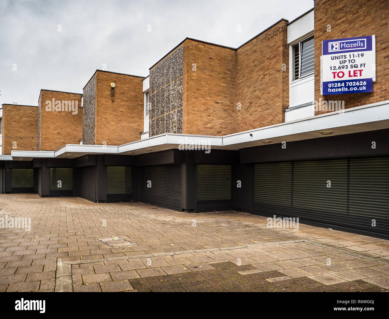 Leere Ladeneinheiten / leeres Einkaufszentrum in der Marktstadt Norfolk in Thetford Stockfoto