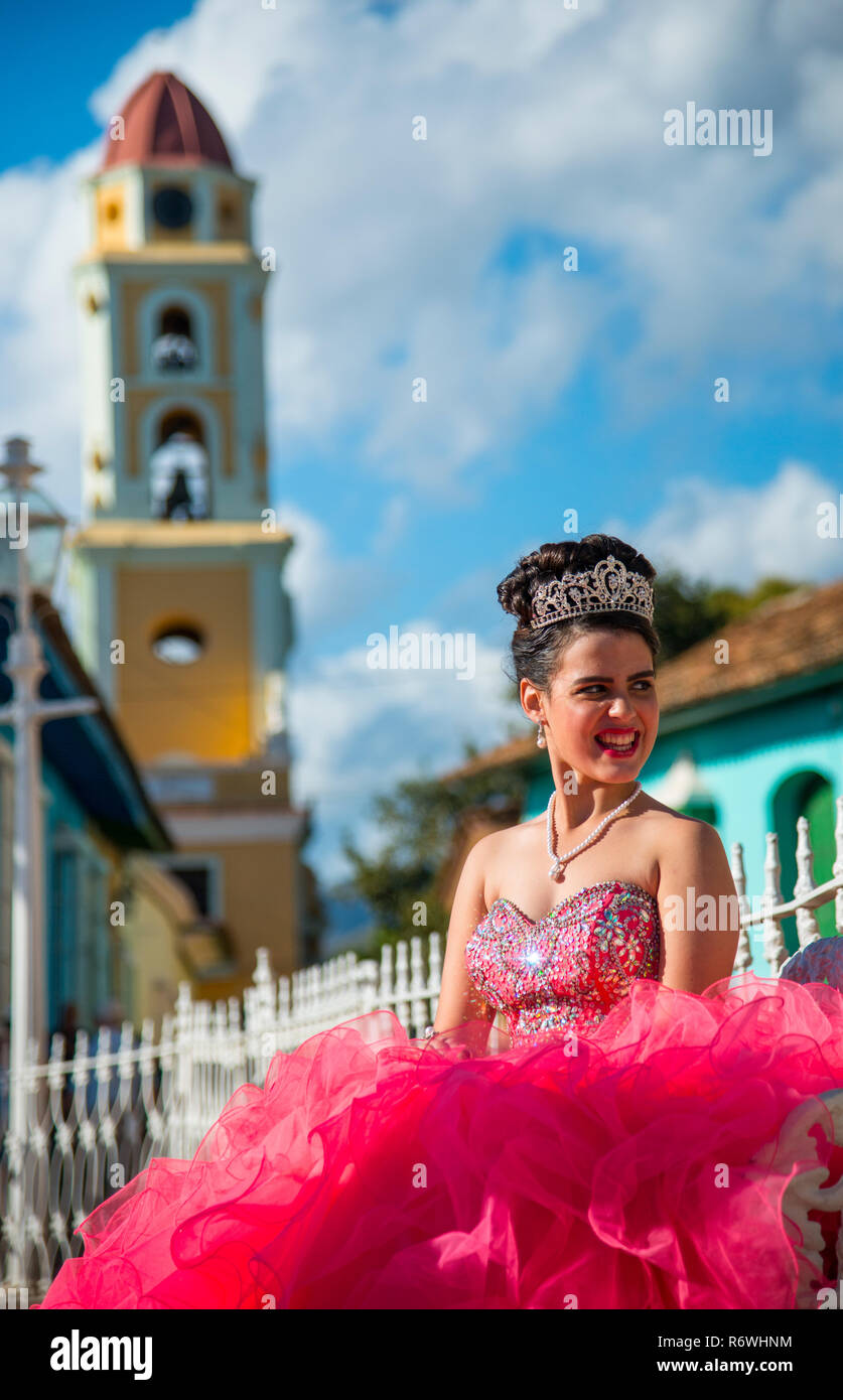 Bunte junge Frau in einem hellen Rosa formelle Kleidung in Trinidad, Kuba. Stockfoto