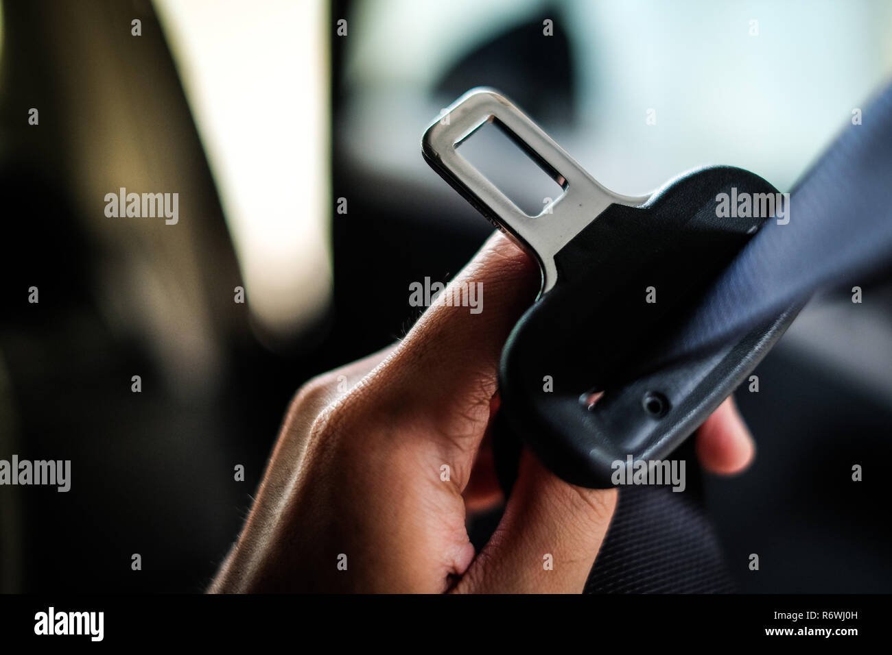 Auto Sicherheitsgurt. Frau befestigt ist der Sicherheitsgurt auf dem Auto  sicheres Fahren. Sicherheitsgurt in der Hand Stockfotografie - Alamy