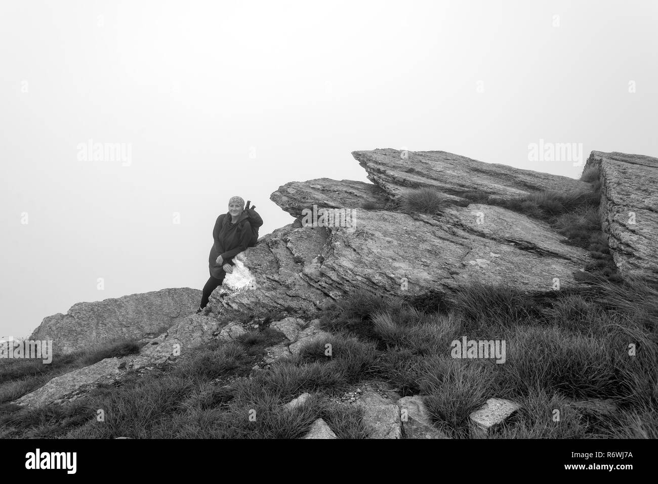 Frau Wandern auf dem Berg Stockfoto
