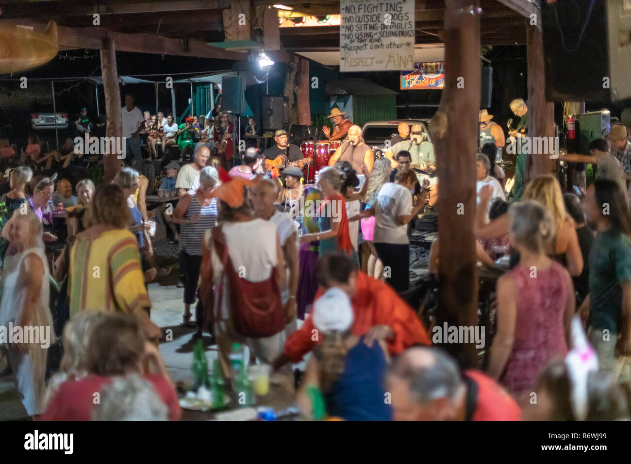 Kalapana, Hawaii - Hunderte sorgen die Kalapana Nacht Markt jeden Mittwoch für Musik, Tanz, Essen, Kunsthandwerk. Die Veranstaltung wurde von der späten Unc begonnen. Stockfoto