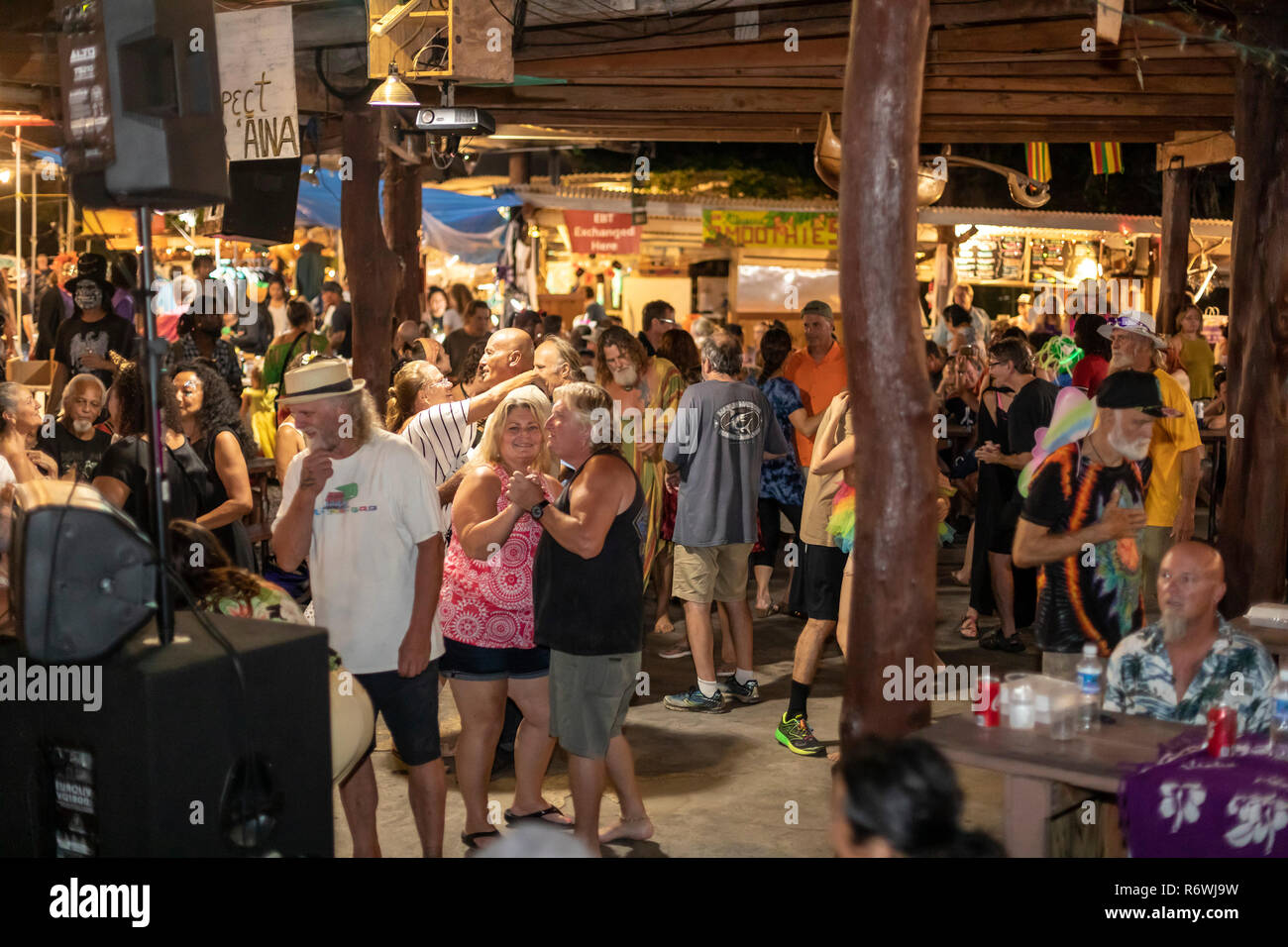 Kalapana, Hawaii - Hunderte sorgen die Kalapana Nacht Markt jeden Mittwoch für Musik, Tanz, Essen, Kunsthandwerk. Die Veranstaltung wurde von der späten Unc begonnen. Stockfoto