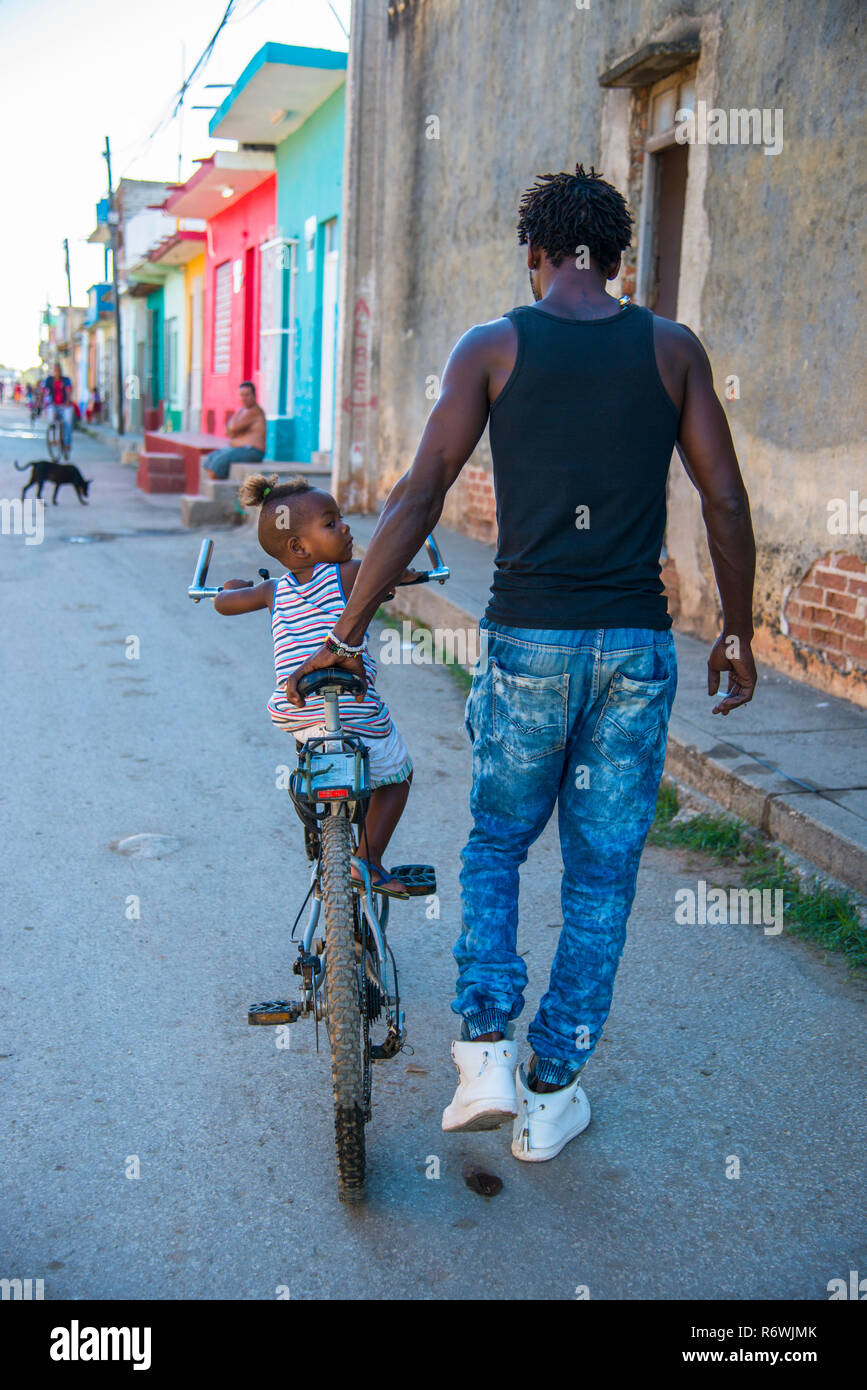Der Mensch mit seinem Kind auf einem Fahrrad in Trinidad, Kuba. Stockfoto