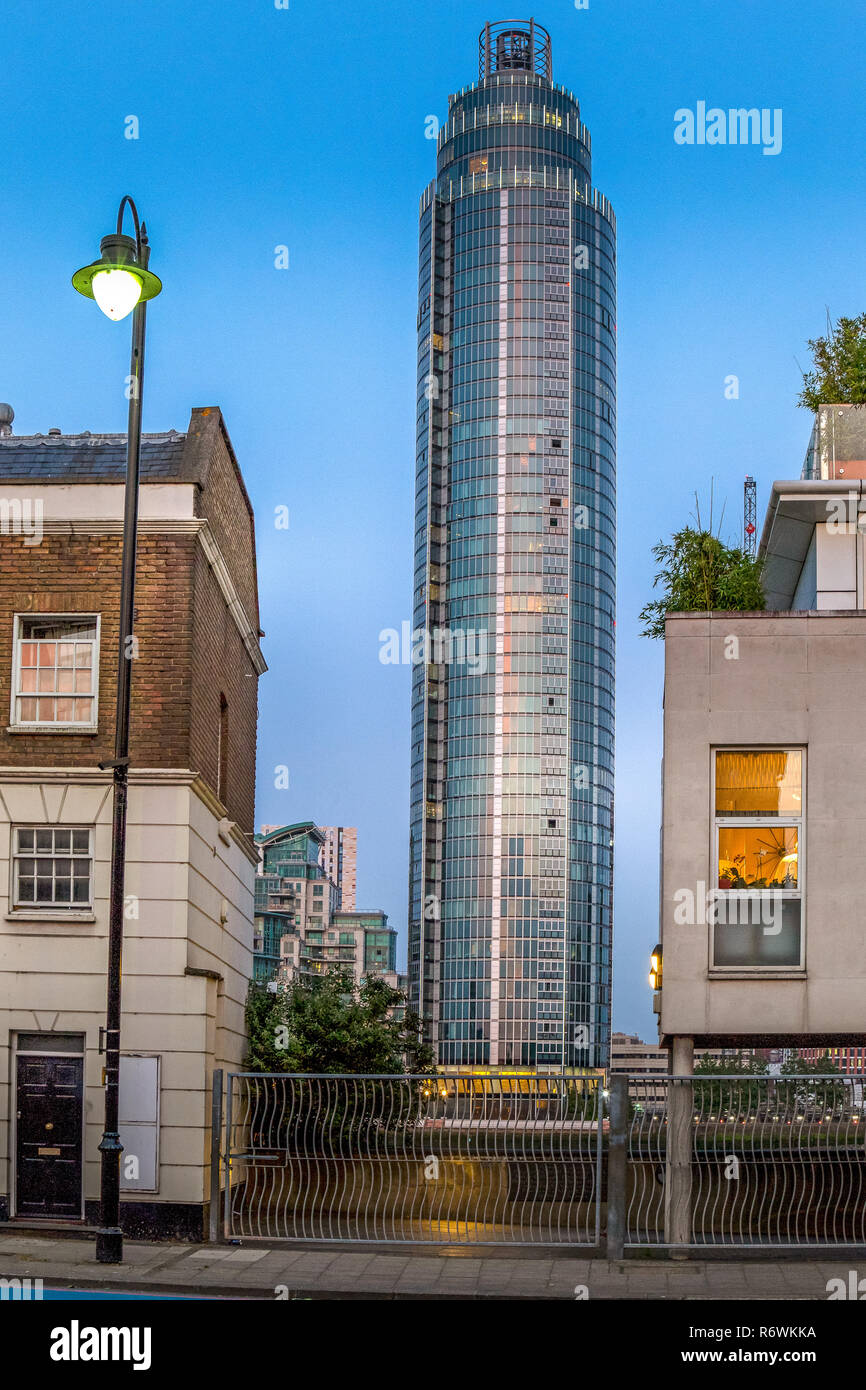 Blick auf St. George Wharf Tower, oder Vauxhall Tower, in London, von der Anderen (südlichen) Seite der Themse, am frühen Abend. Stockfoto