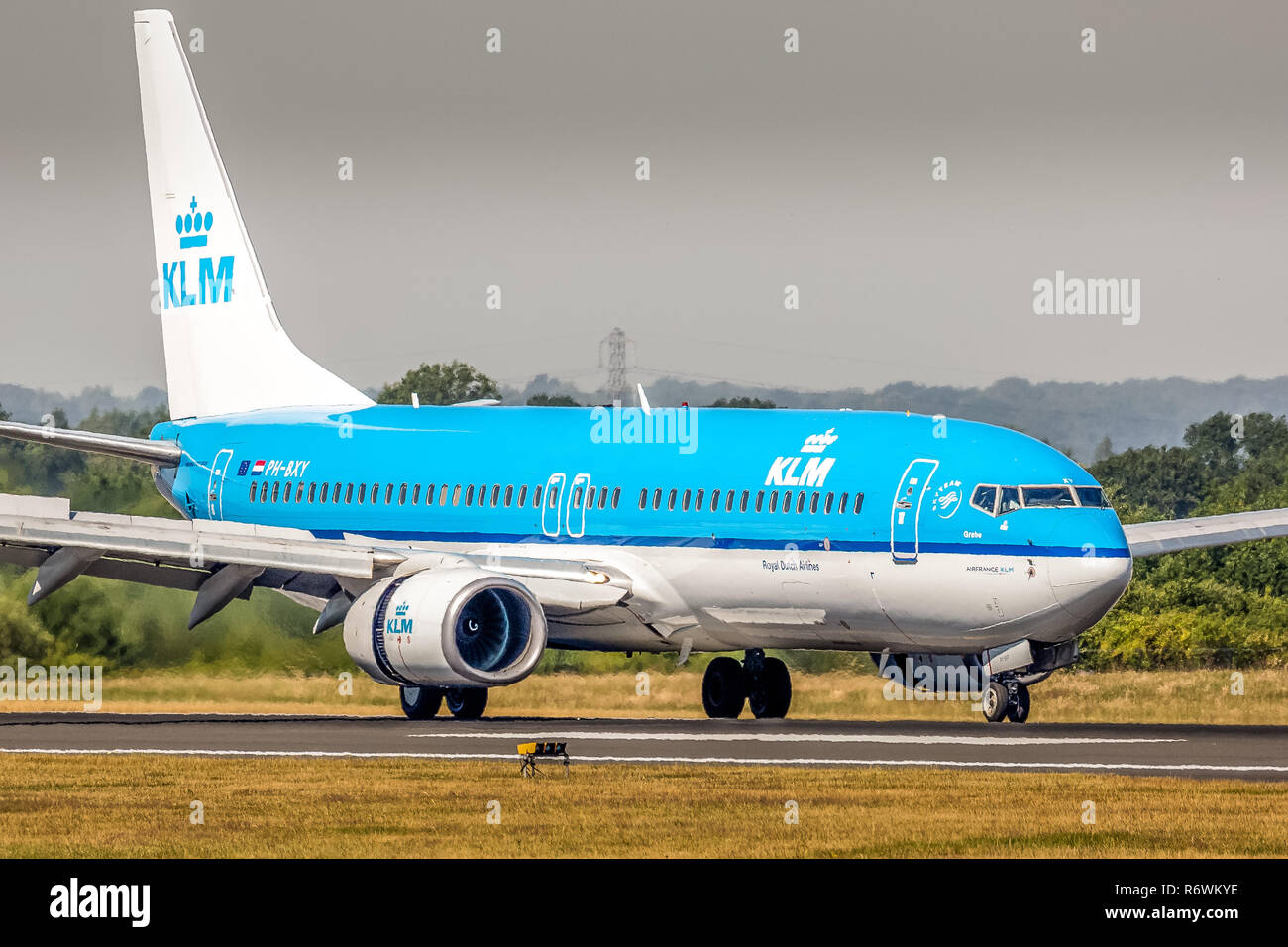 Ein KLM, Dutch National Airways, Boeing 737-800, Registriernummer PH-BXY, am Flughafen von Manchester in England taxying. Stockfoto