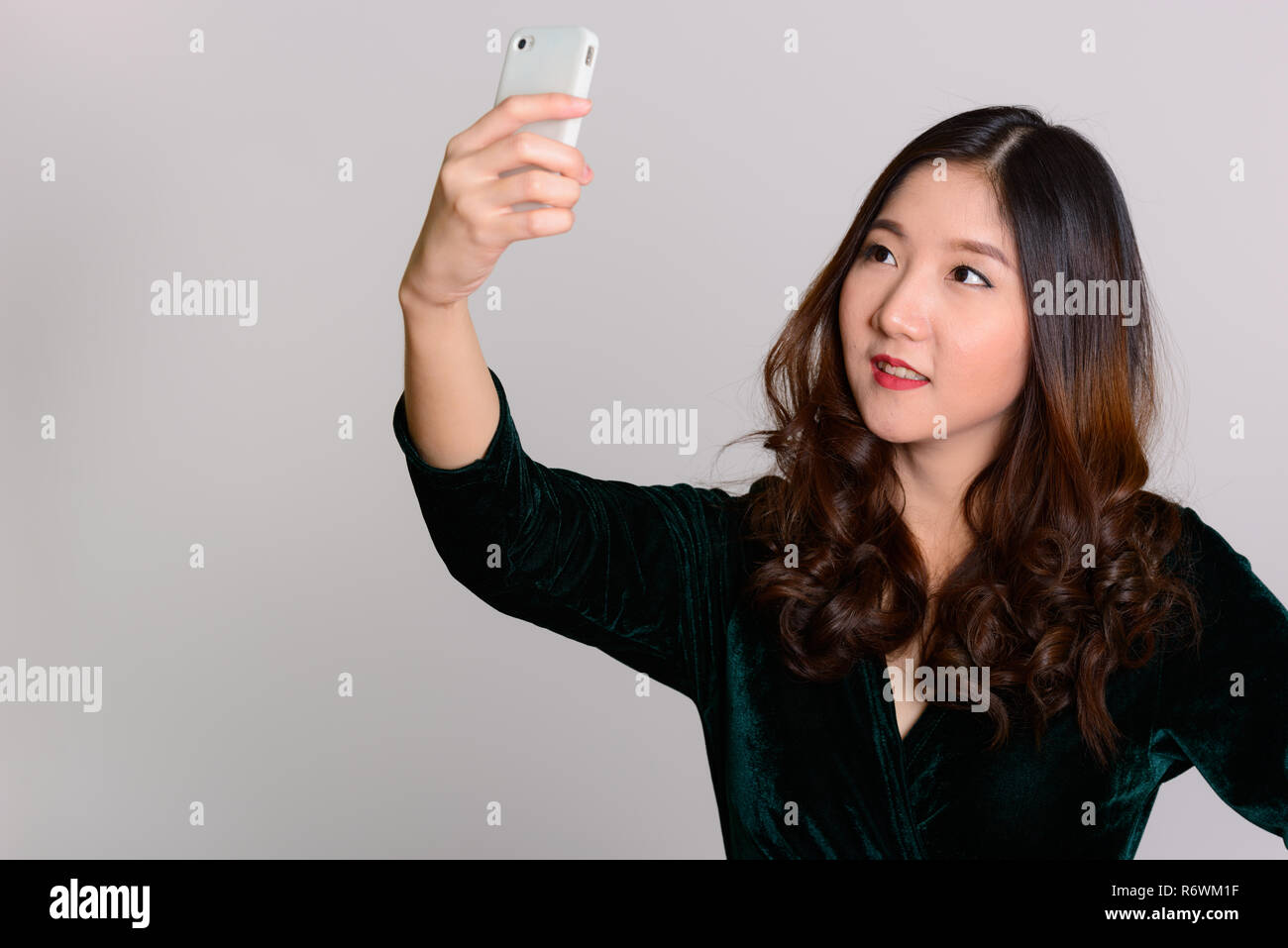 Junge asiatische Frau glücklich unter selfie mit Handy Stockfoto