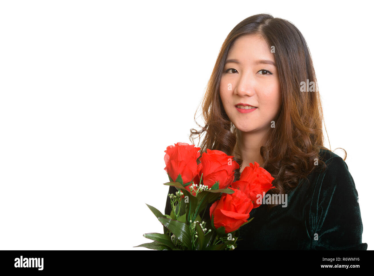 Junge gerne asiatische Frau mit roten Rosen zum Valentinstag bereit Stockfoto