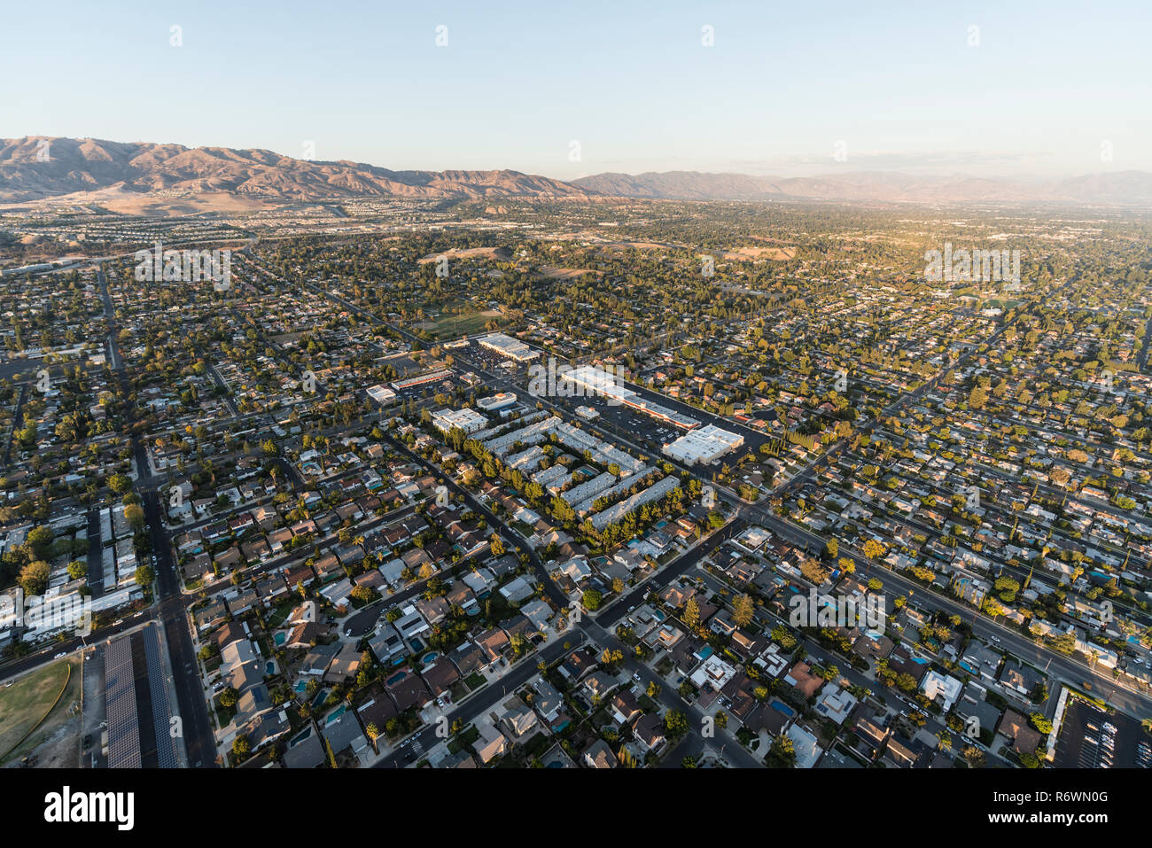 Luftaufnahme von Häusern und Straßen in der Nähe Lassen St und Mason Ave" in der Nähe von Chatsworth Los Angeles, Kalifornien. Stockfoto