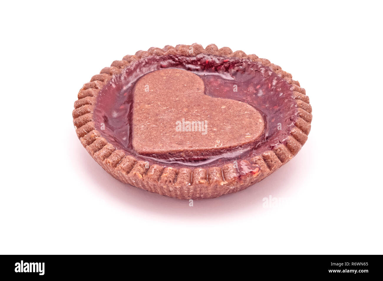 Herzförmige Erdbeeren Marmelade cookie pie Form isoliert Stockfoto