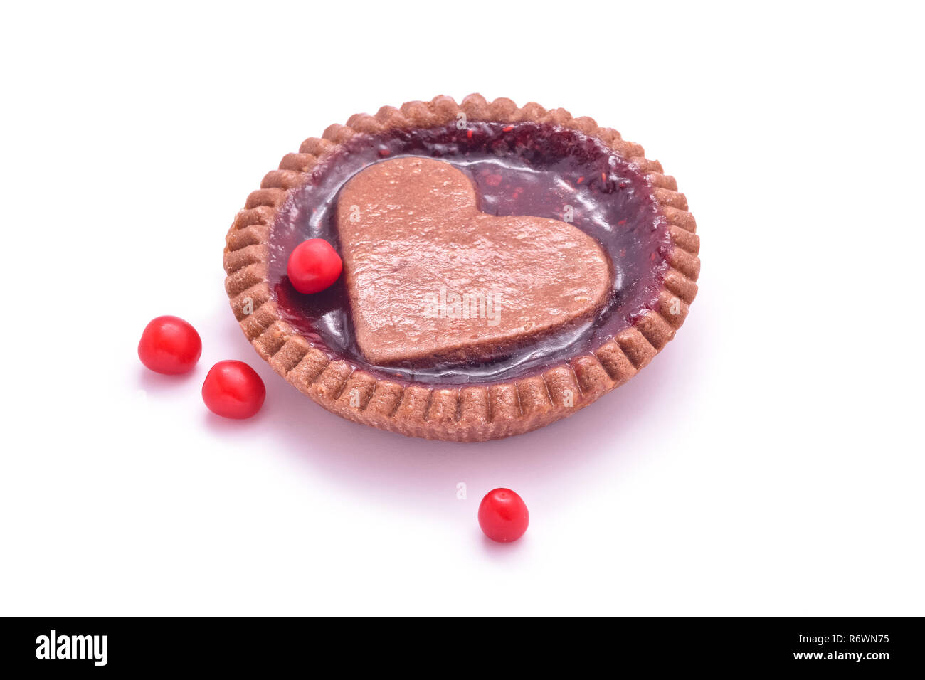 Herzförmige jam Cookie pie und Beeren isoliert Stockfoto