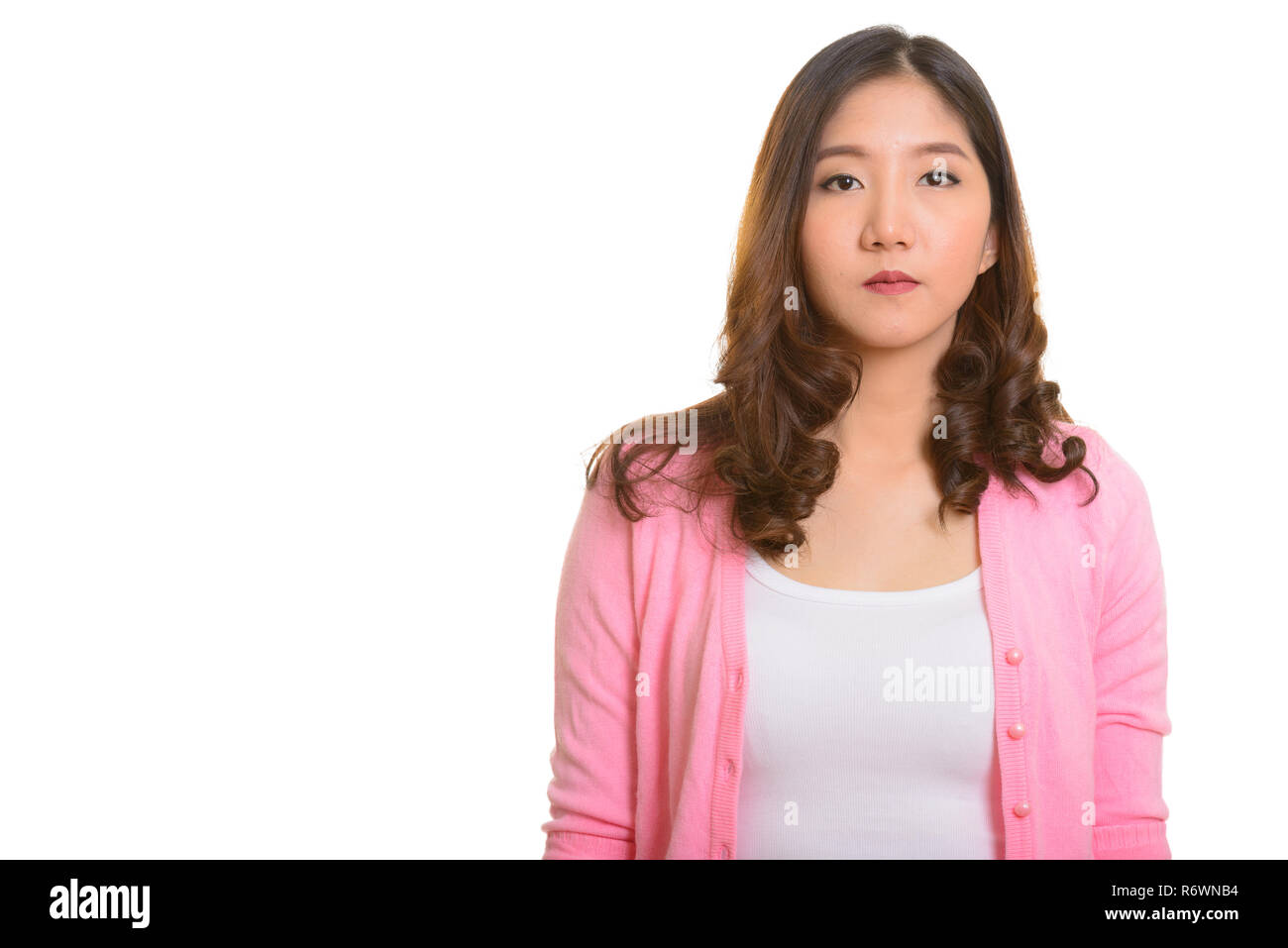 Porträt der jungen schönen asiatischen Frau gegen weißen Hintergrund Stockfoto