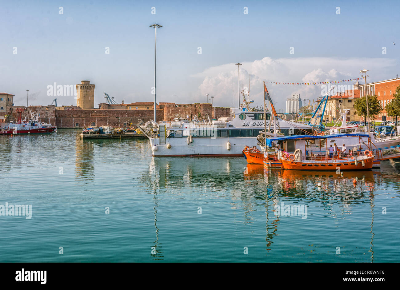 Blick auf die Fortezza Vecchia, einer alten Festung mit Turm in Livorno entfernt, auf einer Fläche, die viele kleine Venedig, Toskana, Italien Stockfoto