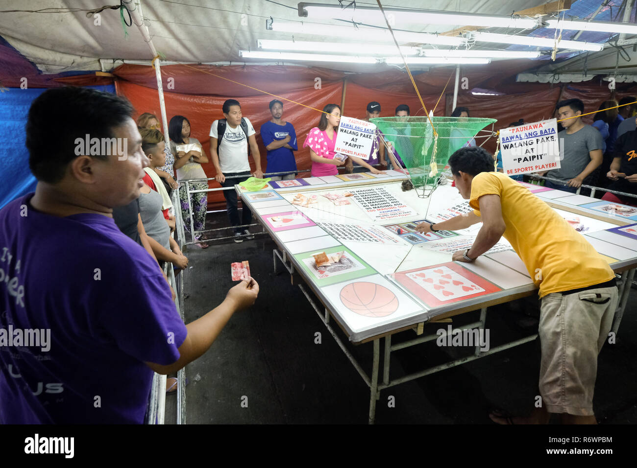 Männer spielen Spielen spielen für Geld in einer öffentlichen Spielbank. Quezon City, Metro Manila, Philippinen Stockfoto