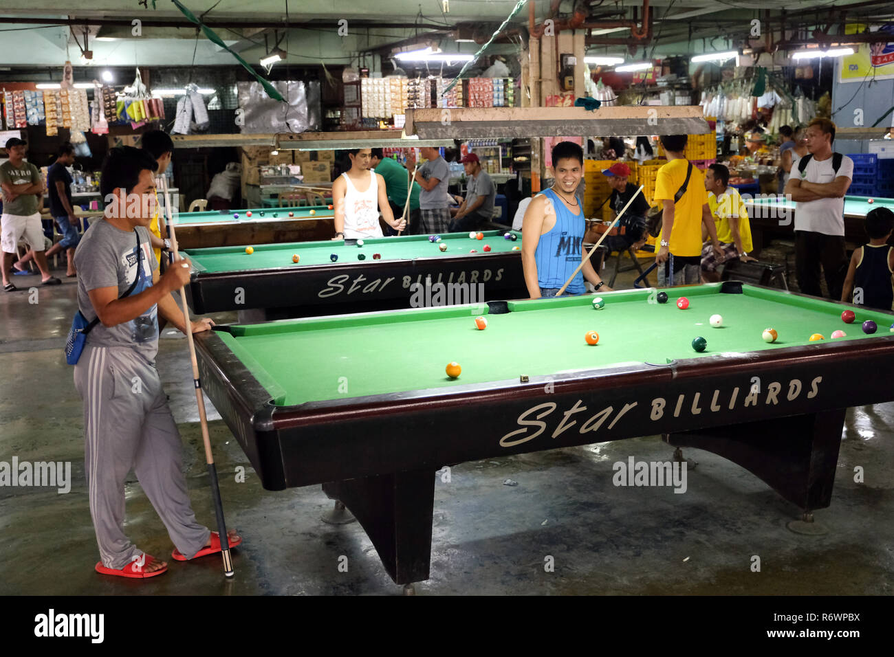 Männer spielen Billard Billardtisch in einer öffentlichen Spielbank. Quezon City, Metro Manila, Philippinen Stockfoto