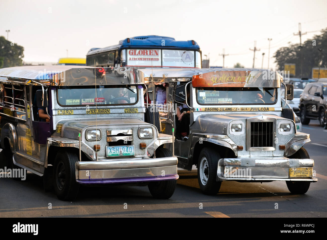 Traditionelle Jeepney, öffentlichen Verkehr auf der Straße in Quezon City, Metro Manila, Philippinen Stockfoto