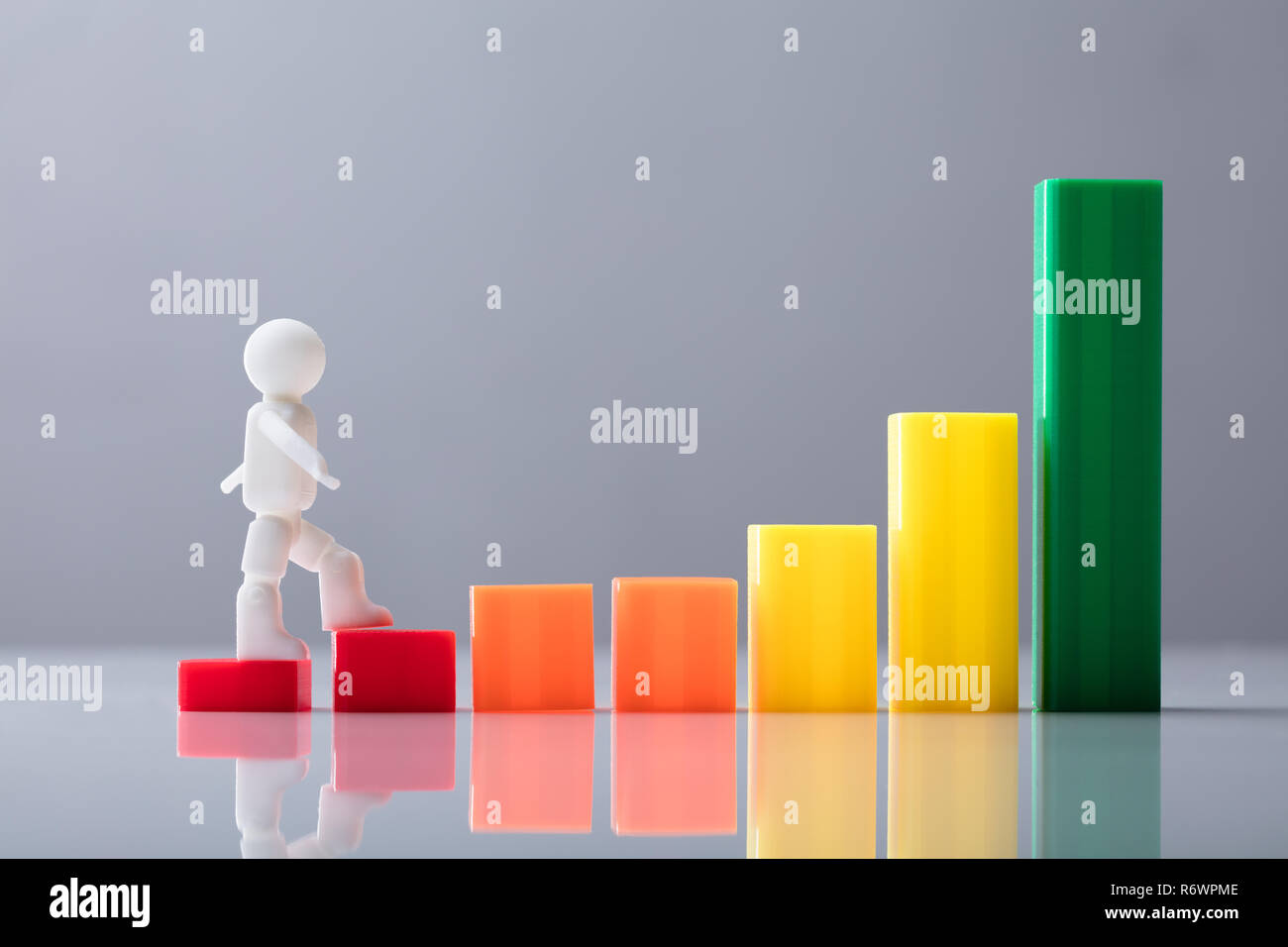 Menschliche Figur zu Fuß auf zunehmende Business graph Stockfoto