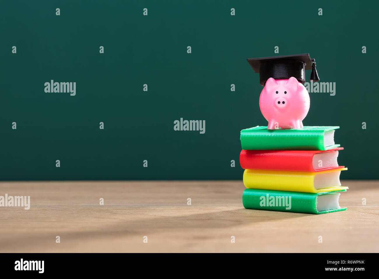 In der Nähe von Piggy Bank über Abgelegte Bücher Stockfoto