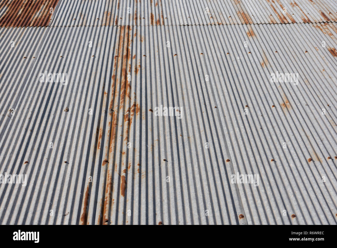 In der Nähe von eine rostige verwitterte Wellblechdach. Stockfoto