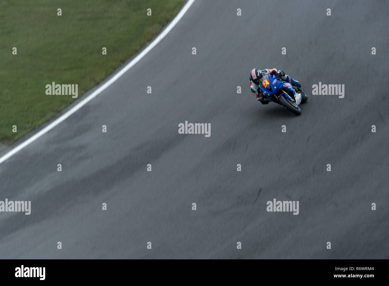 Nr. 24 der Super Bikes, die eine schnelle Abfahrt Biegung an der Rennstrecke Brands Hatch. Stockfoto