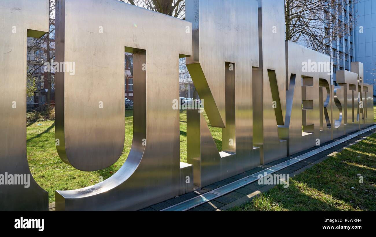 Schriftzug Universität von Metall auf einer Wiese, in der Innenstadt von Magdeburg. Stockfoto