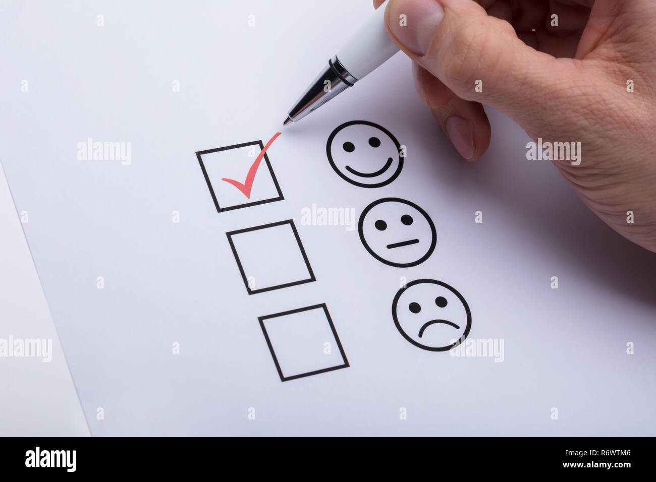 Person's Hand Ticken aus Kontrollkästchen aktiviert Stockfoto
