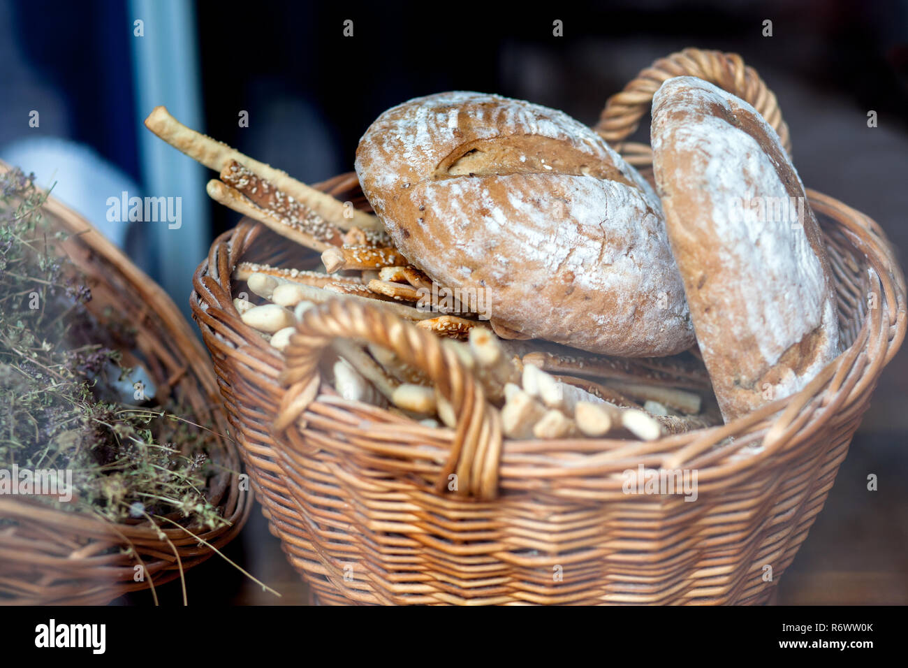 Brot Brote und Baguettes in einem Weidenkorb. Stockfoto
