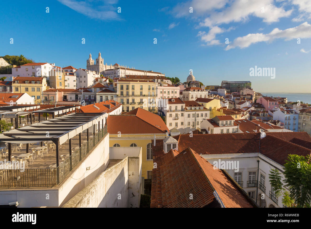 Lissabon, Portugal - November 21, 2018: Alfama, mit den Kirchen von S. Vicente de Fora, S. Engrácia und S. Estêvão, die Stadt und den Tagus Fluss hinter. Stockfoto