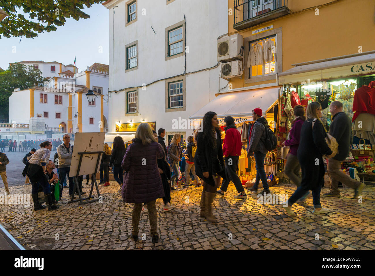 SINTRA, PORTUGAL - November 19, 2018: Touristen, die sich in der lebhaften Gassen der Stadt in der Dämmerung Stockfoto