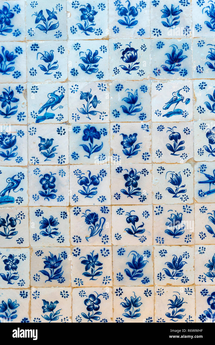 OBIDOS, PORTUGAL - November 20, 2018: Fliesen für Wand Stockfoto