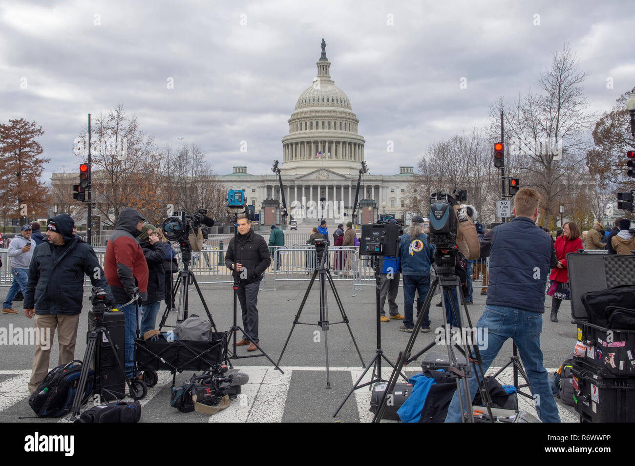 Reporter aus der ganzen Welt decken die Trauerfeier für Präsident GHW Bush ausserhalb der U.S. Capitol, 4. Dezember 2018. Die Überreste von Präsident Bush legen Stockfoto